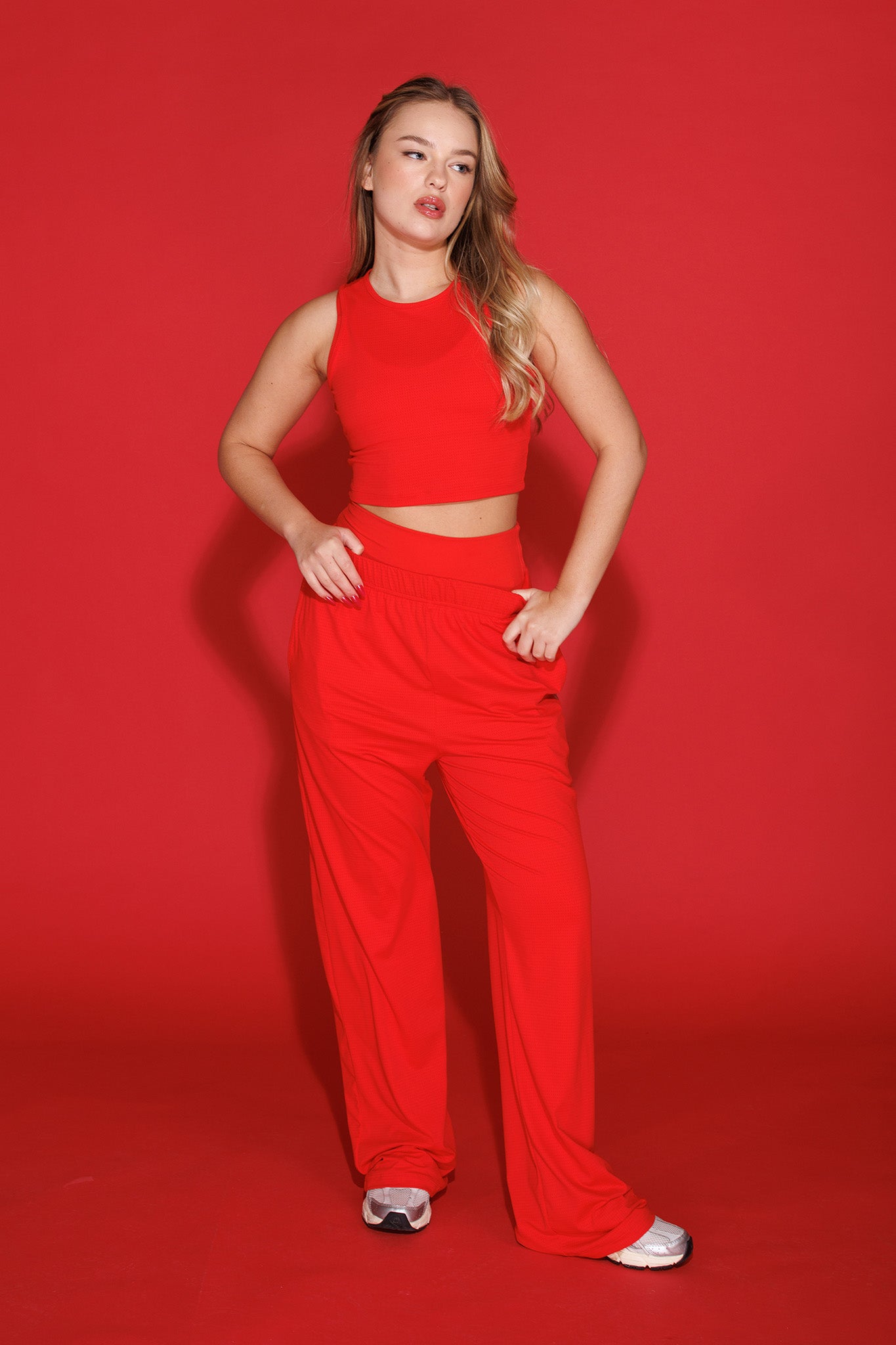 גופית YALU קרופ רייסר + מכנסי YALU גזרה ישרה - HOT RED