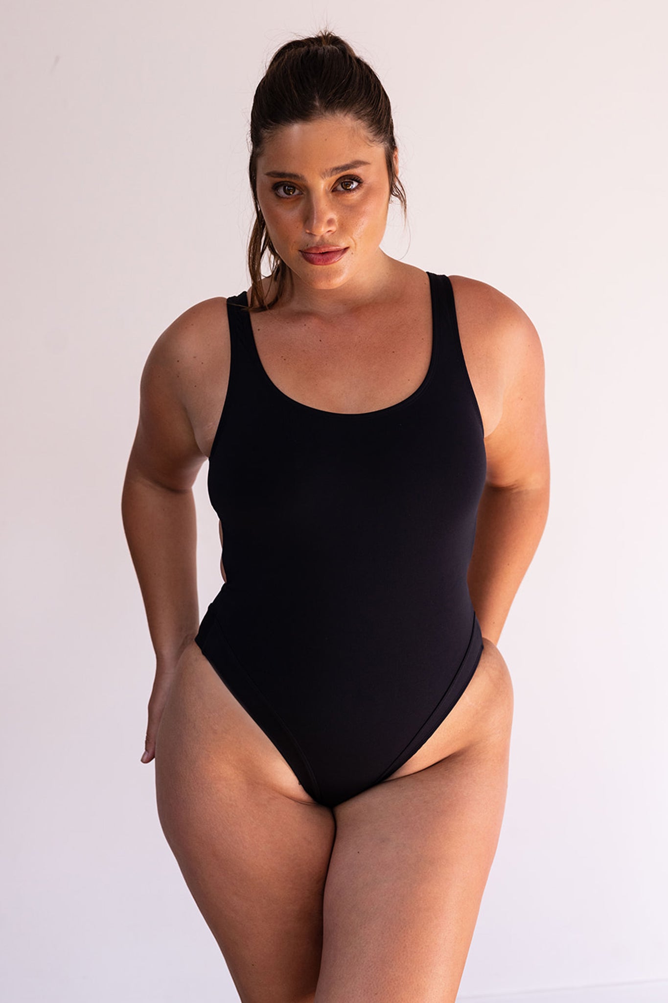 בגד גוף YALUUP פתח בגב - BLACK