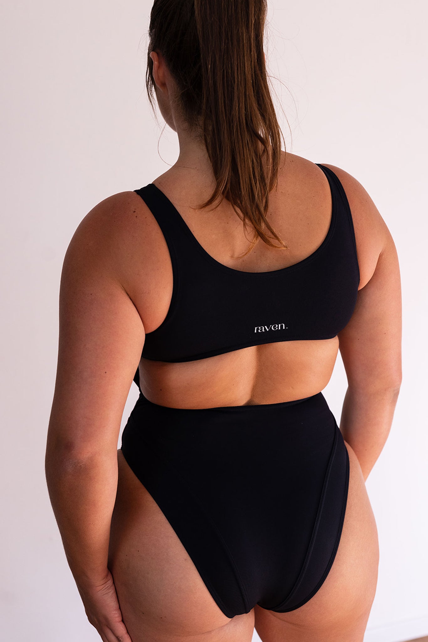 בגד גוף YALUUP פתח בגב - BLACK