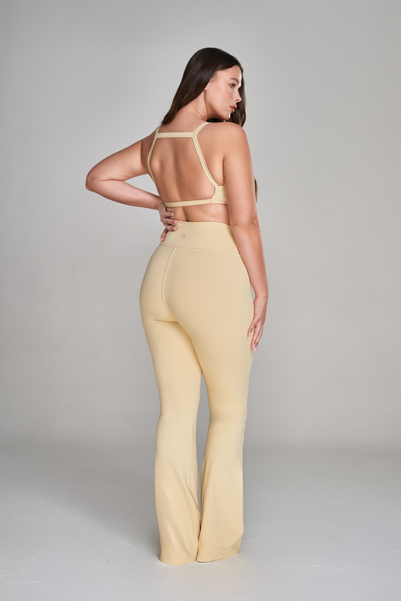 טופ YALUUP.PRO גב פתוח - BUTTER MILK