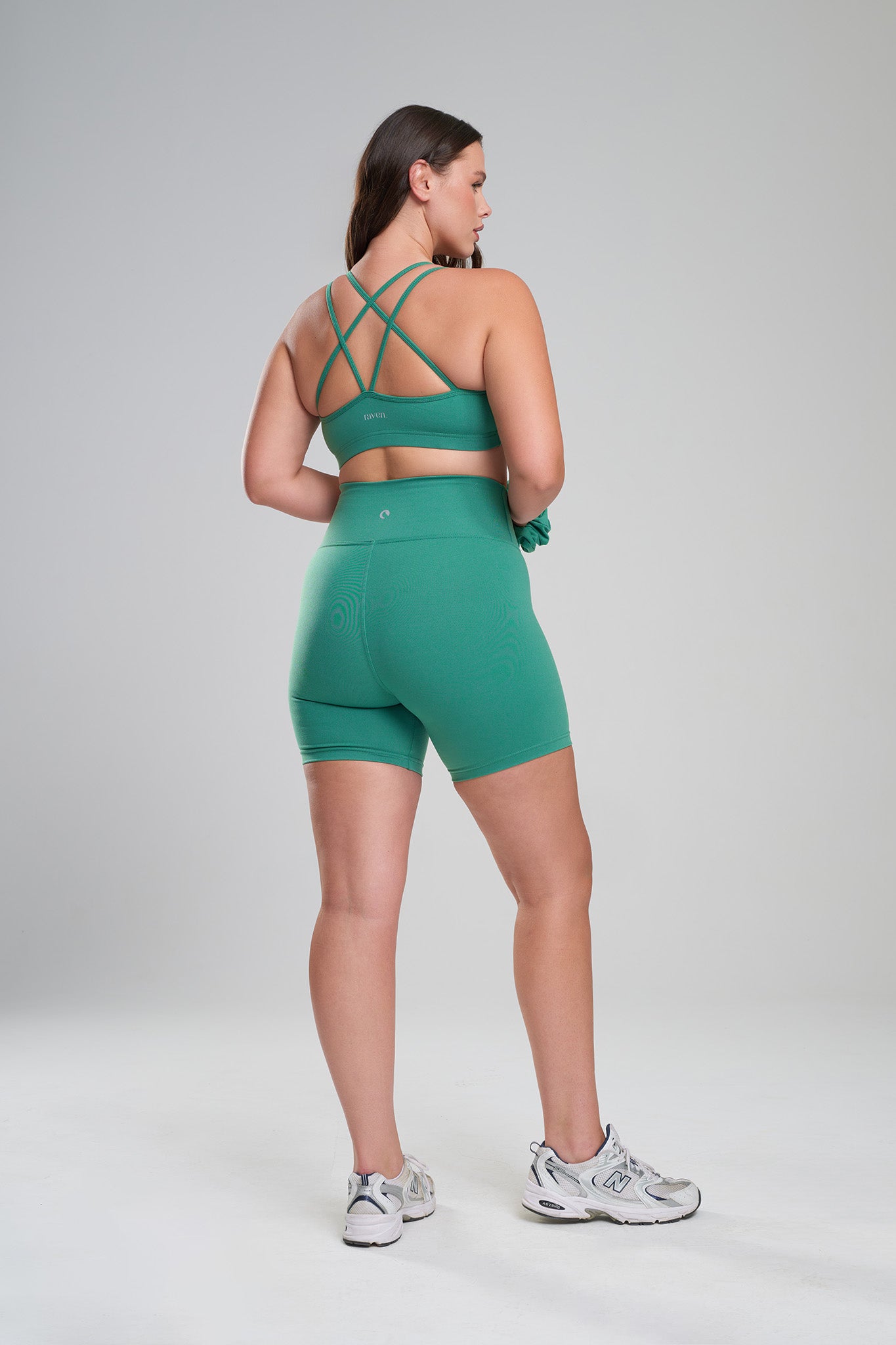 טופ SOFTLEX גב מוצלב + טייץ SOFTLEX קצר - EVER GREEN