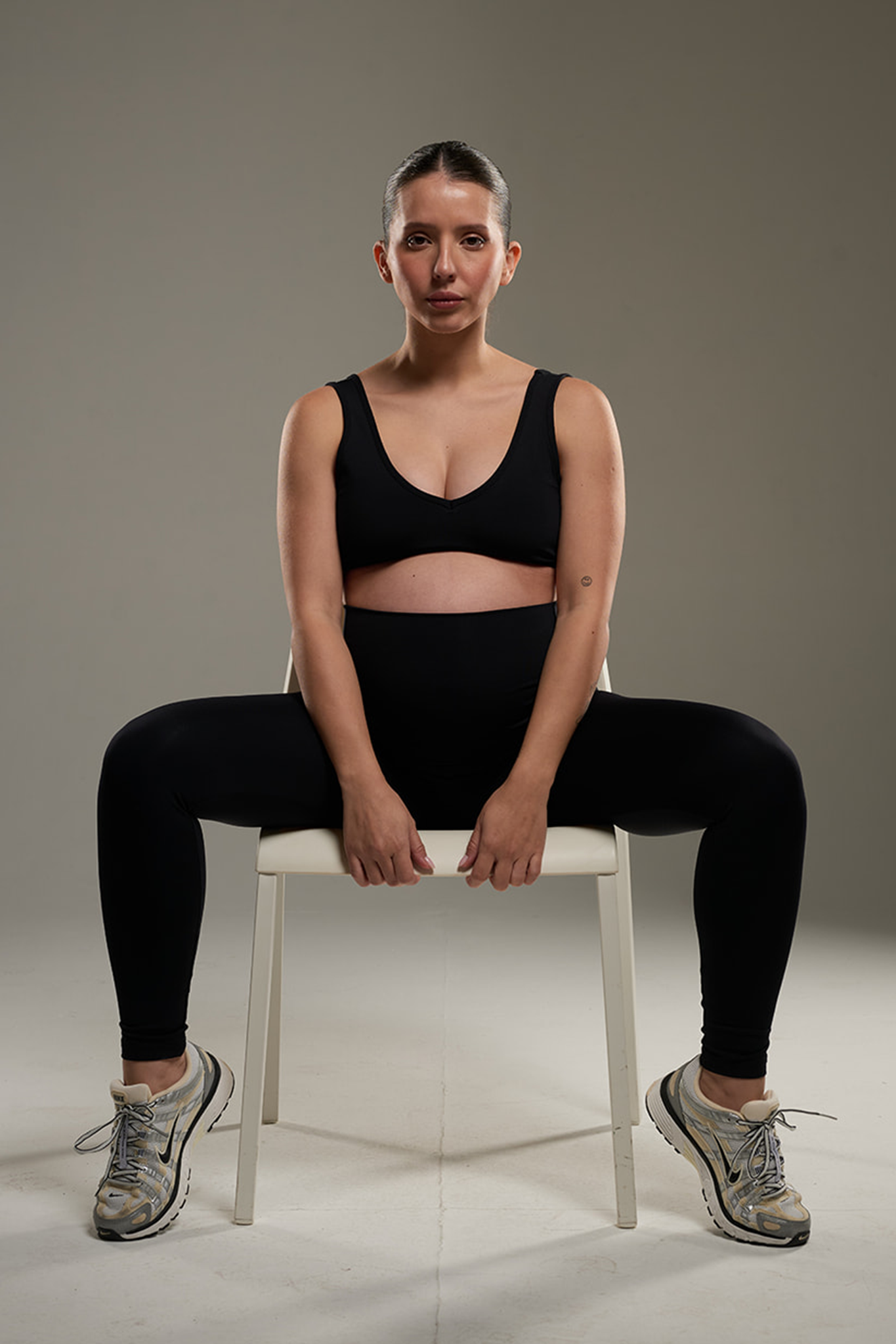 טופ YALUUP.PRO מחשוף וי הריון - BLACK