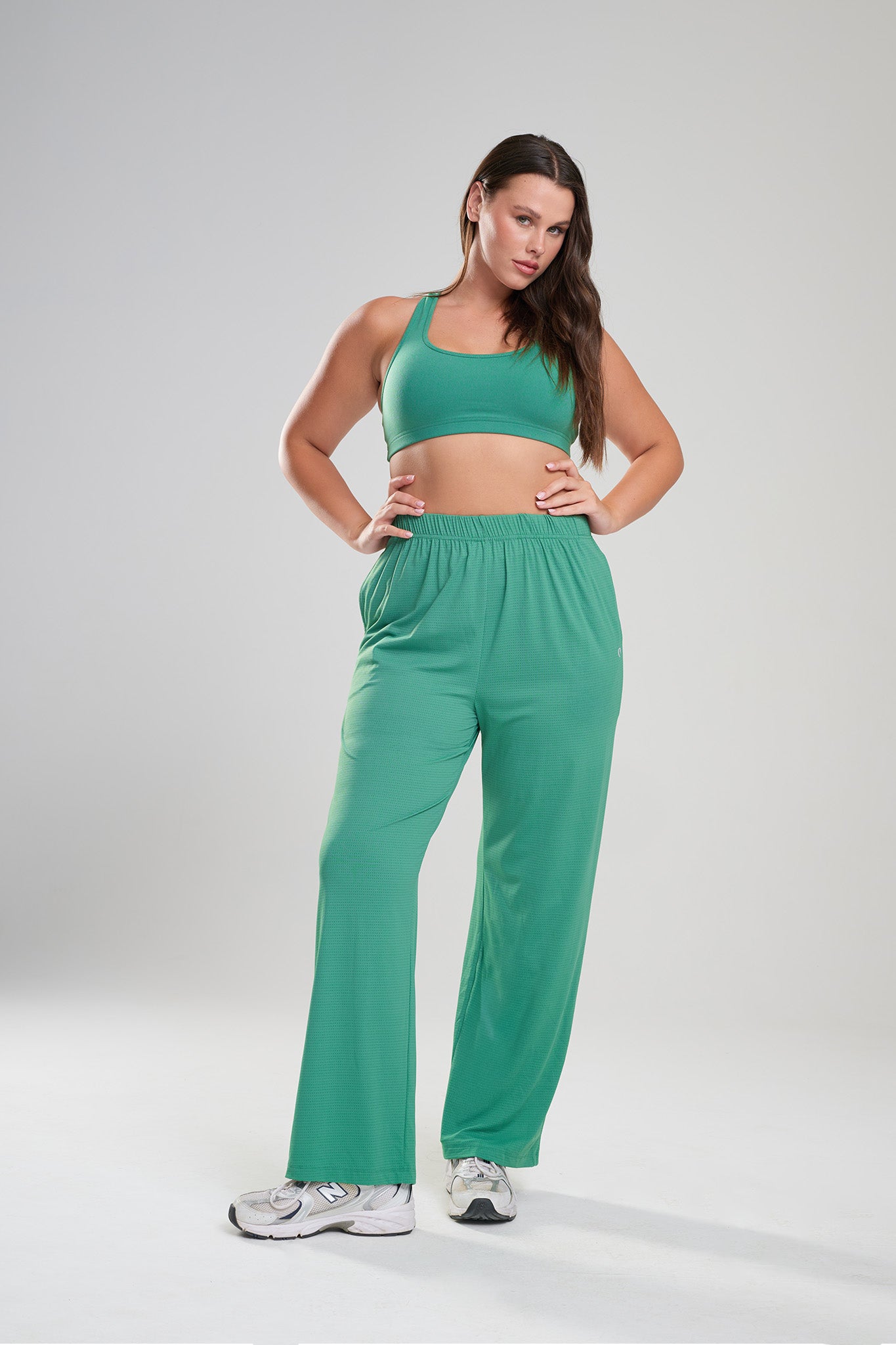 טופ SOFTLEX בוקסר + מכנסי YALU גזרה ישרה - EVER GREEN