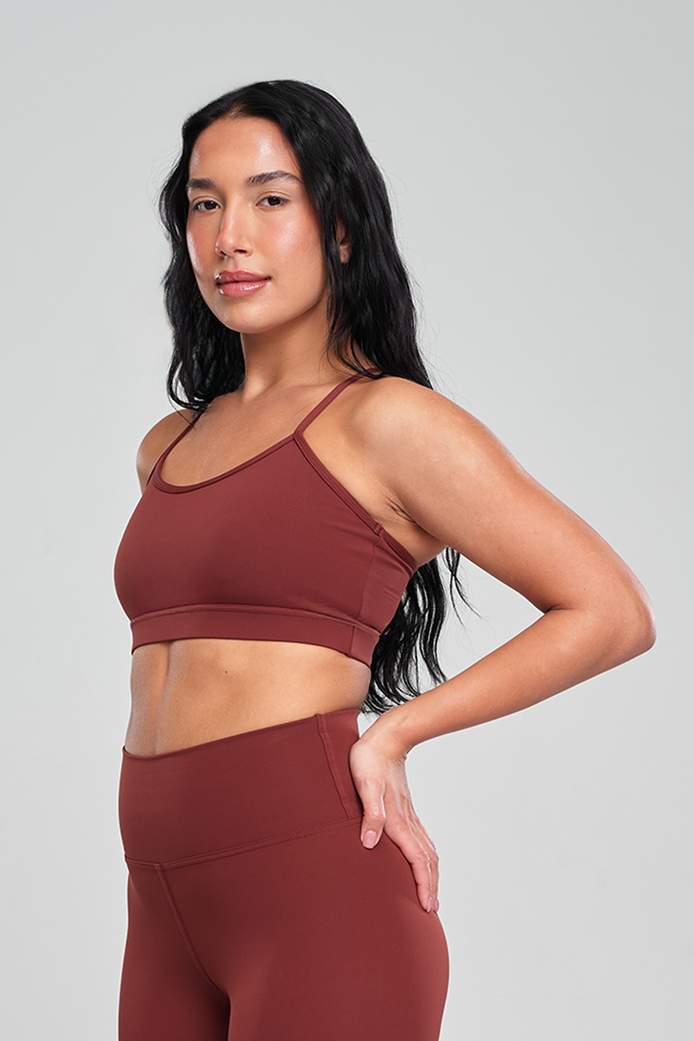 טופ YALUUP.PRO כתפיה דקה - DARK AMBER