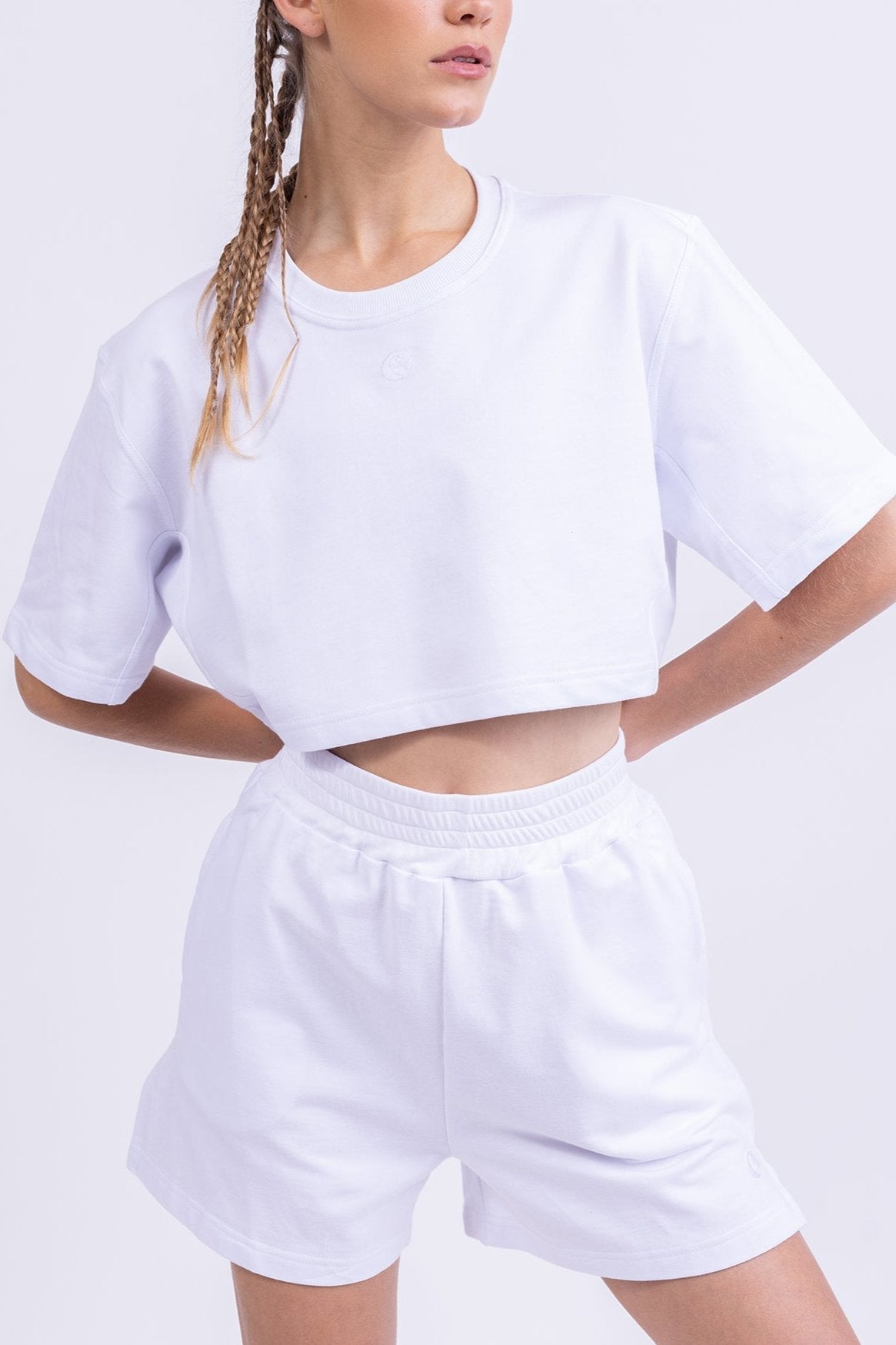 OVERSIZED CROP TOP + מכנס OVERSIZED קצר - לבן