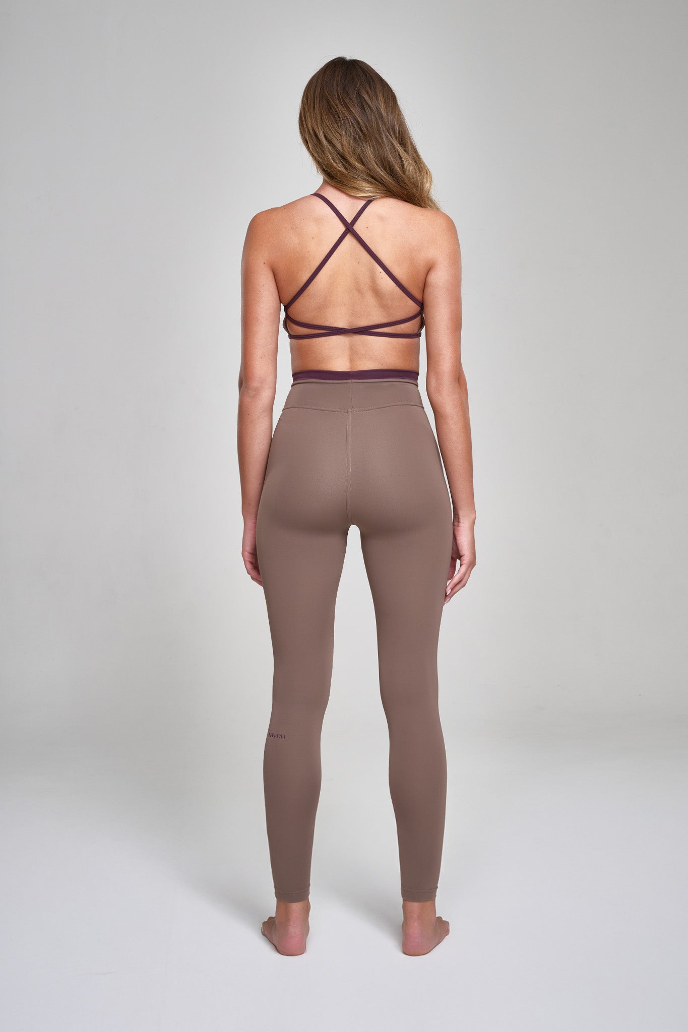 טופ YALUUP.PRO מוצלב קונטור - MOCHA BROWN