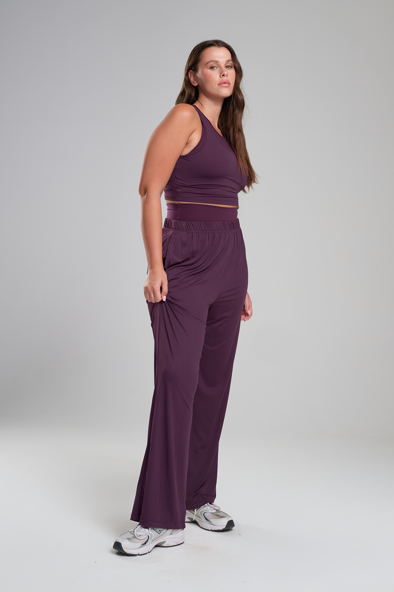 גופית YALU קרופ רייסר + מכנסי YALU גזרה ישרה - DEEP PURPLE