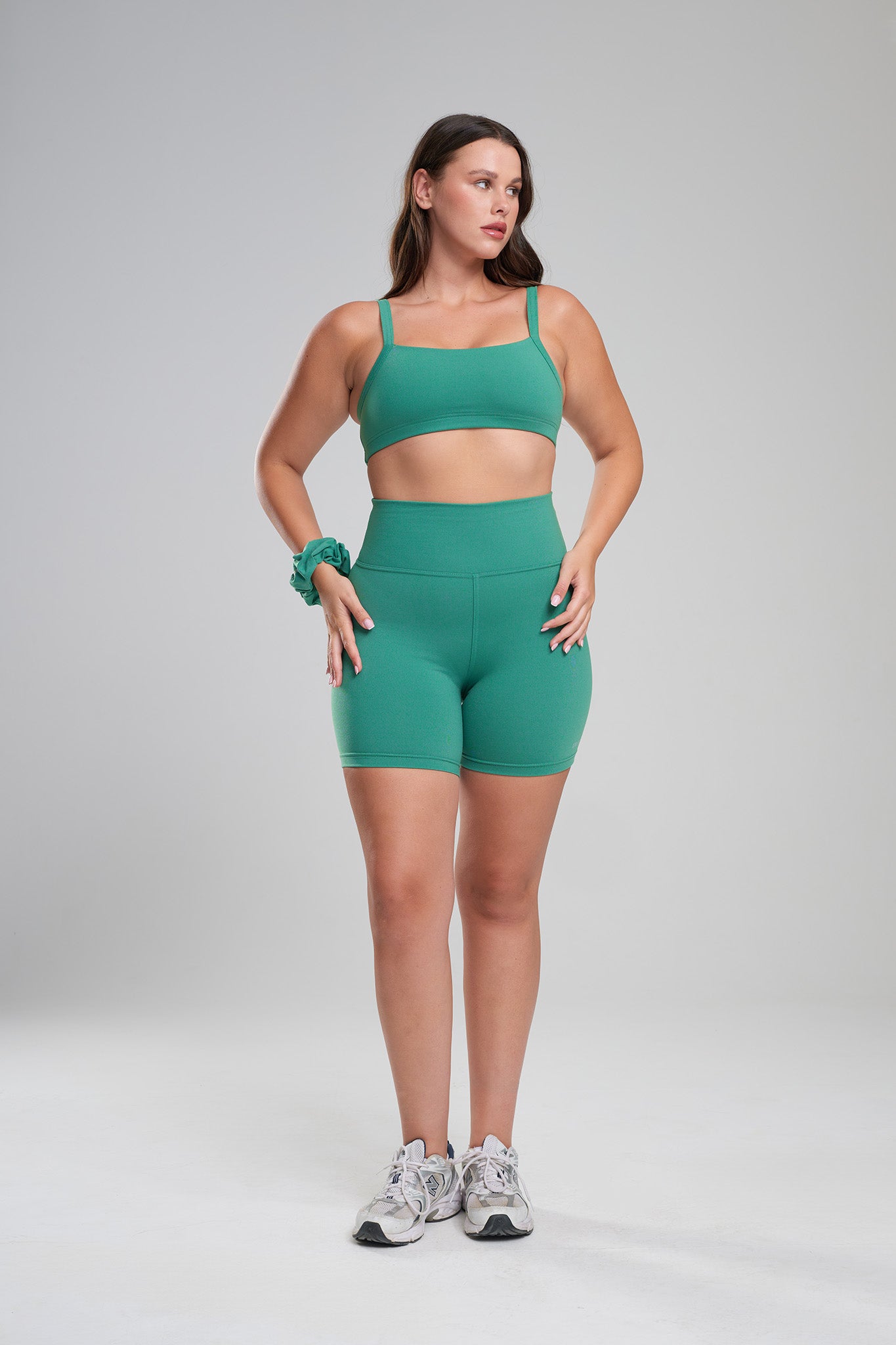 טופ SOFTLEX מחשוף מרובע + טייץ SOFTLEX קצר - EVER GREEN