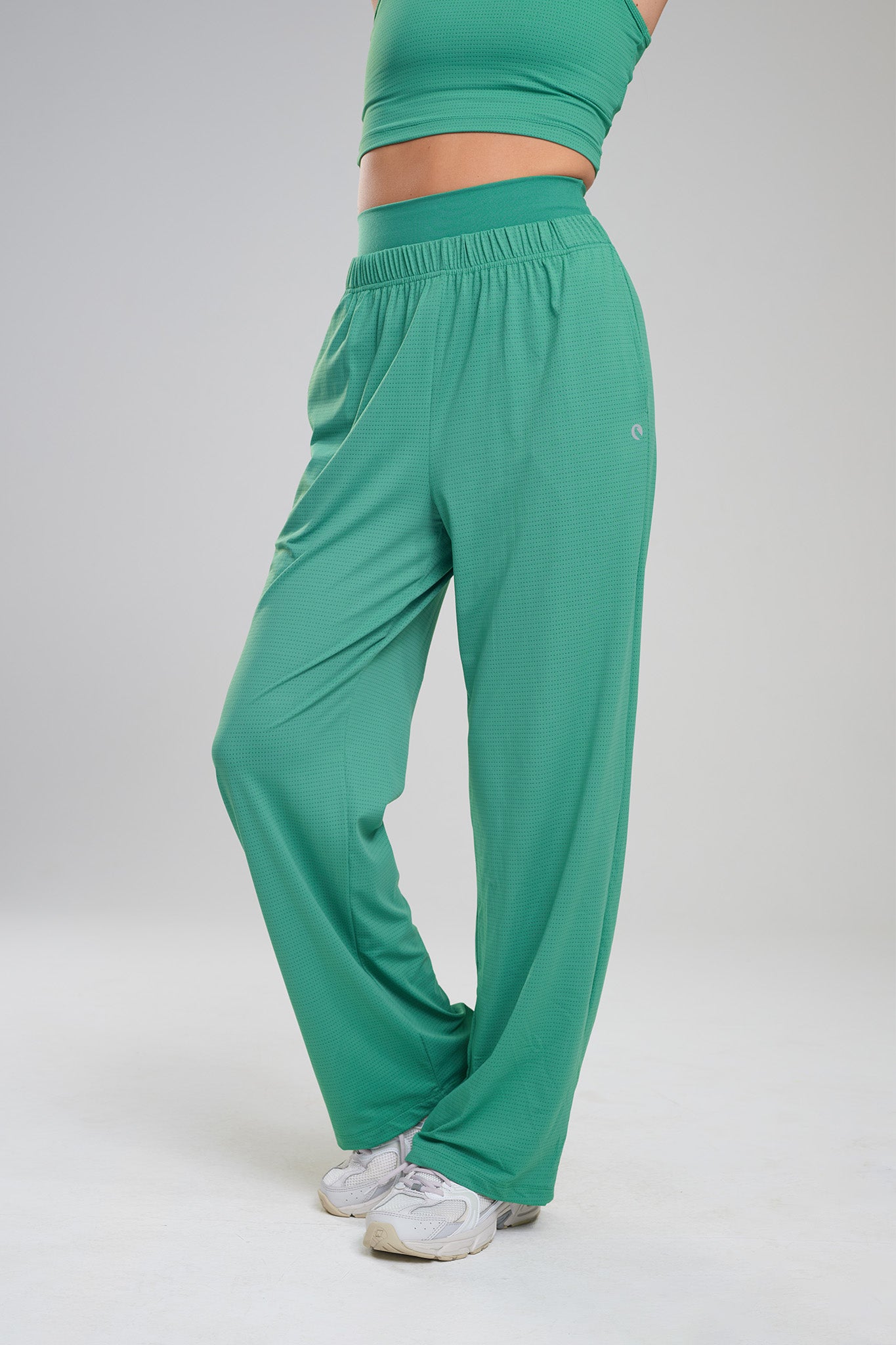 גופית YALU קרופ רייסר + מכנסי YALU גזרה ישרה - EVER GREEN